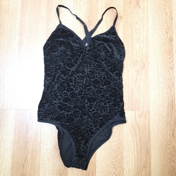 Boutique Tops - AERIE BLACK FLORAL PRINT BODYSUIT SIZE MEDIUM
